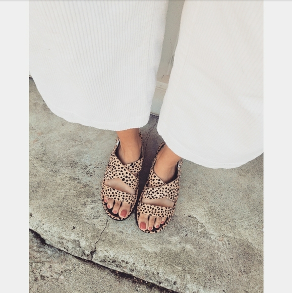 🚨//Summer Essentials// Leopard Sandal - Picture 2 of 8